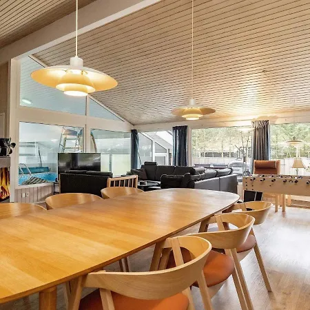 12 Person In Saltum-by Traum