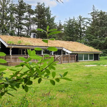 12 Person In Saltum-by Traum